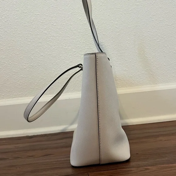 Kate Spade Elegant Cream Tote Bag perfect for spring - Picture 4 of 12